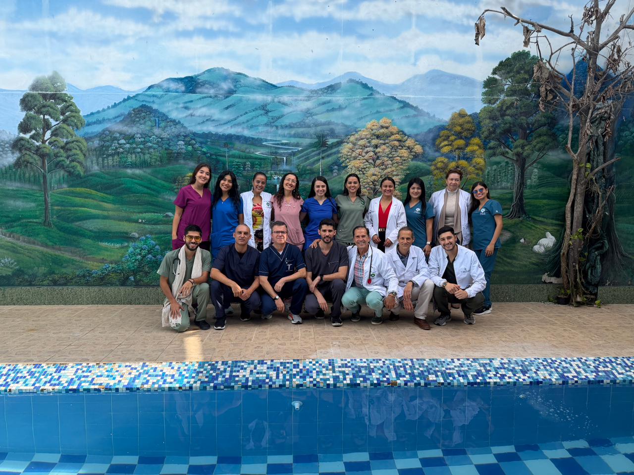 Equipo completo del Parque de la Salud frente al mural de la piscina de la sede Dosquebradas