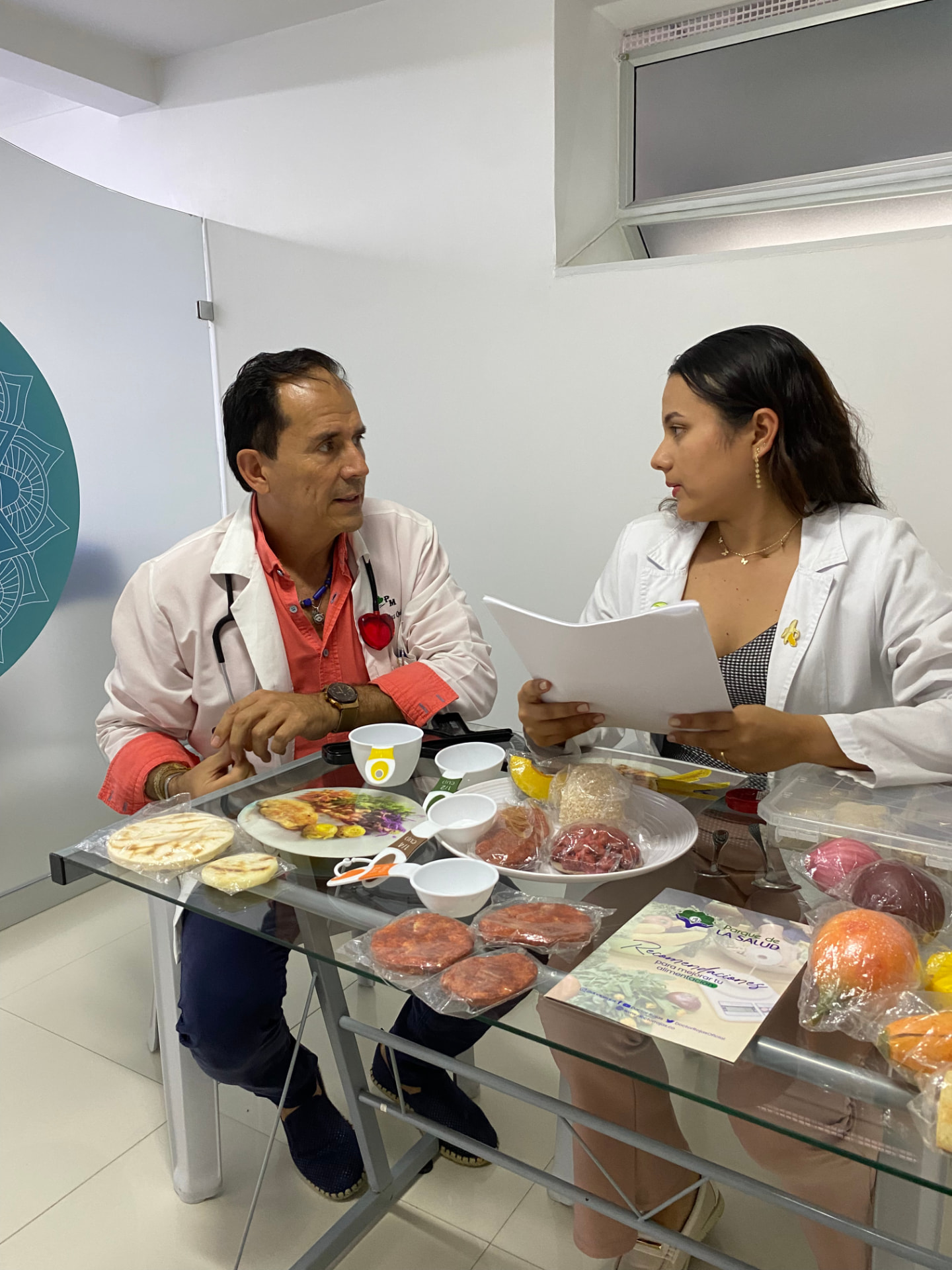 Profesionales de la salud explicando un plato de alimentación dirigida