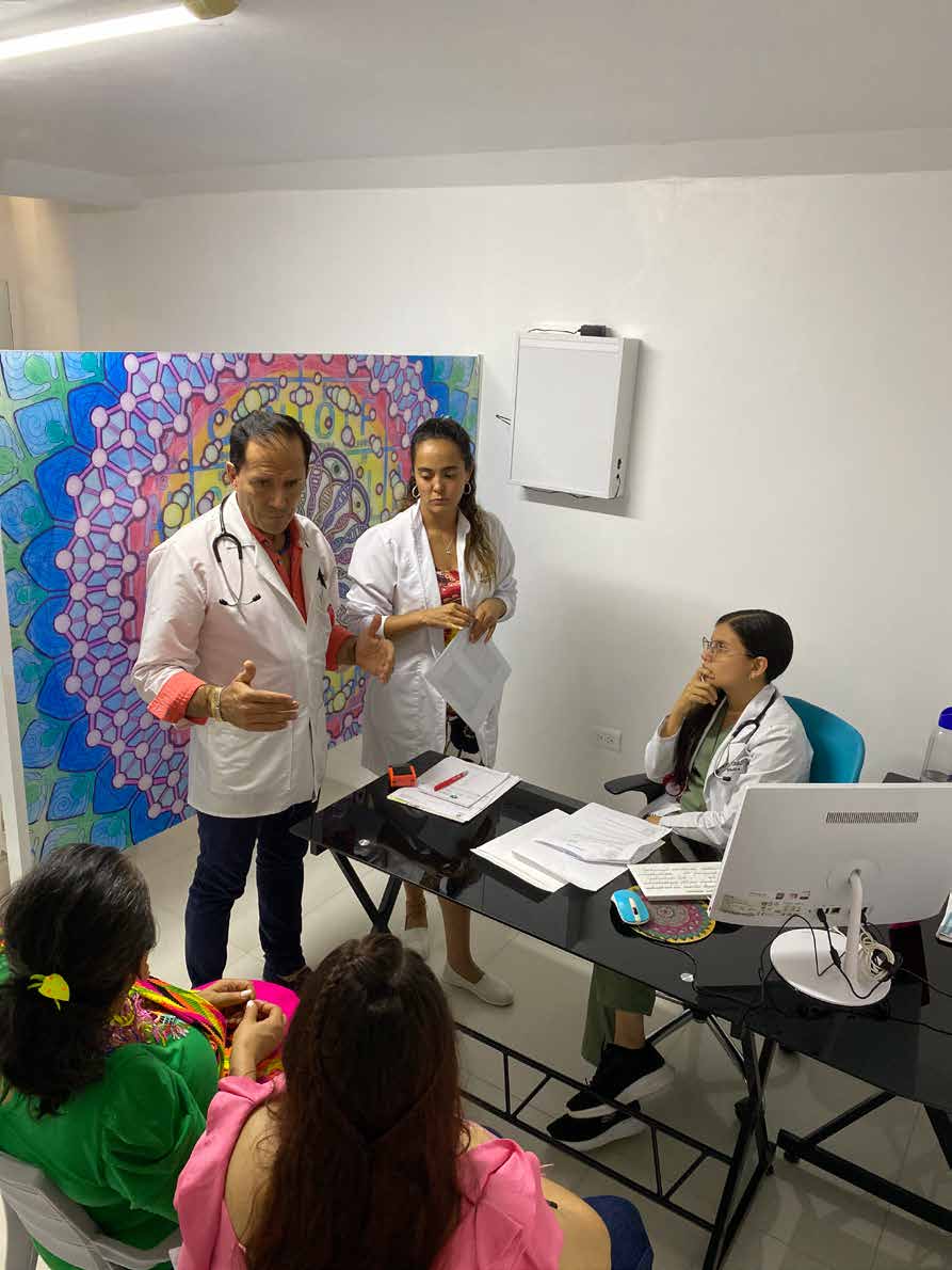 Equipo médico revisando el caso de una paciente